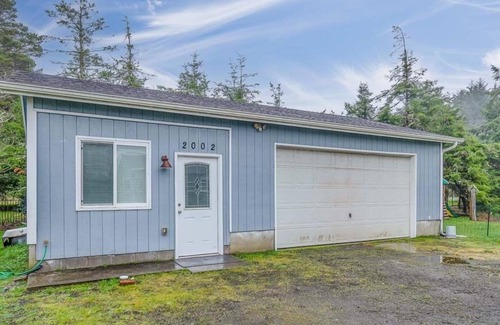 Long Beach Apartment | Mid Term Rental, fenced yard, near town (CoastStudio)