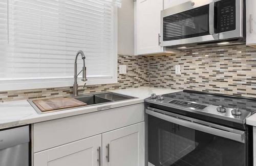 Long Beach Apartment | Mid Term Rental, fenced yard, near town (CoastStudio)