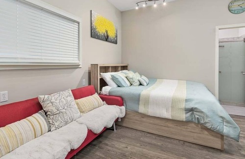 Long Beach Apartment | Mid Term Rental, fenced yard, near town (CoastStudio)