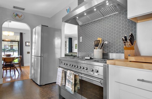 Paso Robles House | MIDCENTURY MANOR-Hot Tub & 5 Blocks to Town Center
