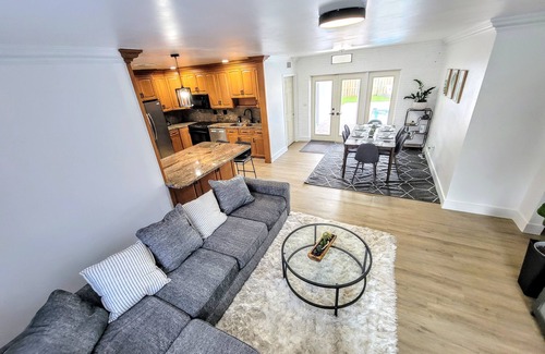 Driftwood House | MidCentury Modern Home w/Pool near Hardrock Casino