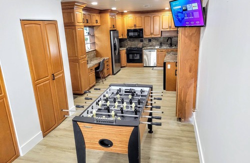 Driftwood House | MidCentury Modern Home w/Pool near Hardrock Casino