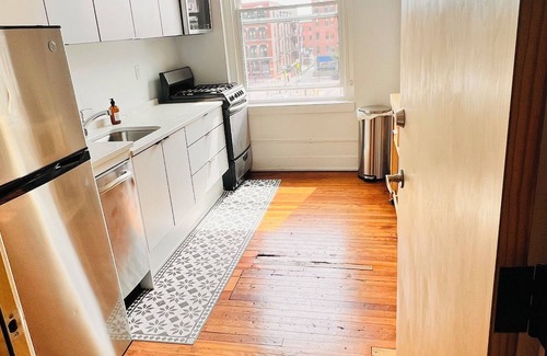 Downtown Des Moines Apartment | Midcentury Unit Downtown Des Moines near Wells Fargo