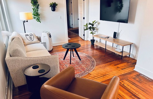 Downtown Des Moines Apartment | Midcentury Unit Downtown Des Moines near Wells Fargo