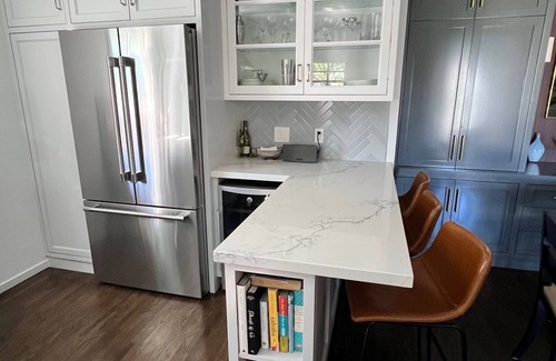 Mid-Wilshire House | MidCity Oasis: Charming 2-br 2-ba house w/porch, fireplace & giant yard!