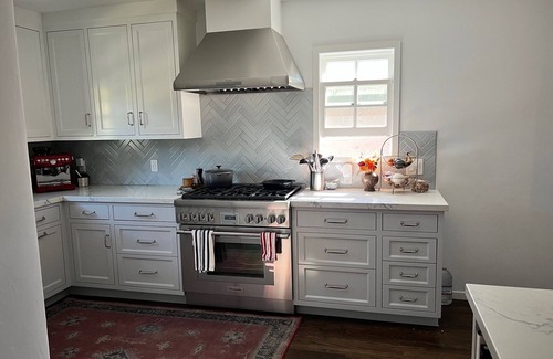 Mid-Wilshire House | MidCity Oasis: Charming 2-br 2-ba house w/porch, fireplace & giant yard!