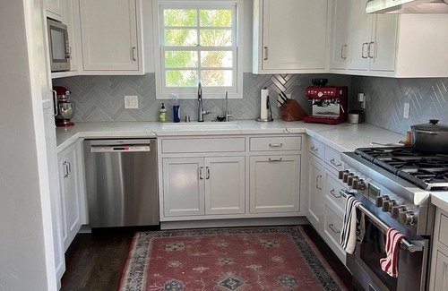 Mid-Wilshire House | MidCity Oasis: Charming 2-br 2-ba house w/porch, fireplace & giant yard!