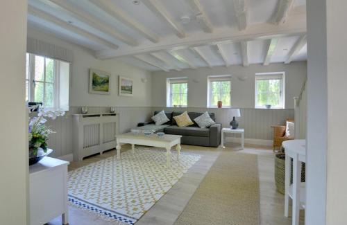 Charcott House | Middle Barn