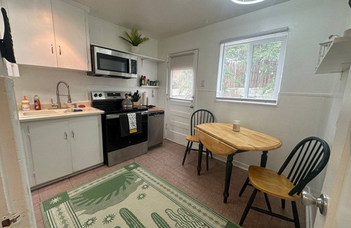 El Prado Apartment | Middle nest - Stylish 1BR – Walk to UNM & Hospitals – w/Parking !