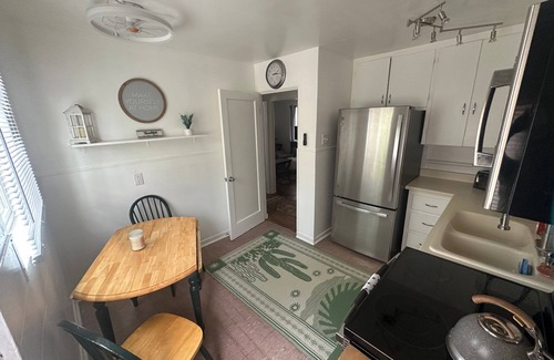 El Prado Apartment | Middle nest - Stylish 1BR – Walk to UNM & Hospitals – w/Parking !