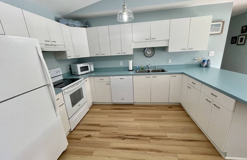 Emerald Isle House | Middle of the Row Duplex, Quiet, and Cozy, 3 bed/2 bath