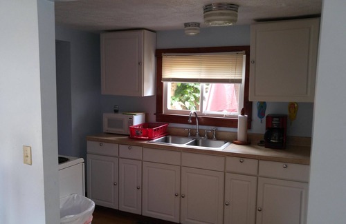 Geneva-on-the-Lake Cottage | Middle of the strip! Lake Escape Cottage, Sleeps 10, Private Lane with Lake View