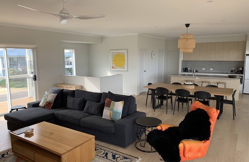 Middleton House | Middleton Surfers Beach - “Black Cockatoo”: Sea Views, 200m to Beach & Modern