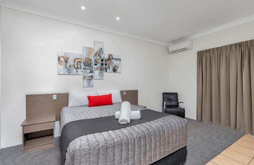 Emerald Hotel | Midlander Motor Inn