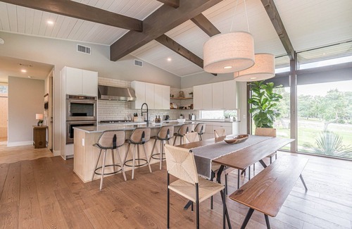 New Braunfels House | MidMod Luxury Retreat- Heated Pool and Spa, Game Room, Fire Pit, Sleeps 12