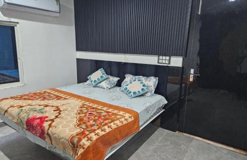 Orchha Apartment | Midnight Black By BnBGuys