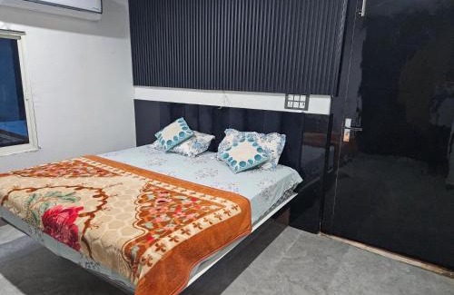 Orchha Apartment | Midnight Black By BnBGuys