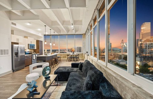 Peachtree Center Apartment | Midnight Magnolia Loft | 1812