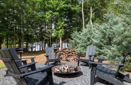 Reed Creek House | Midnight Raven Lake House - luxury a-frame w boat