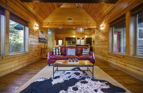 Broken Bow Cabin | Midnight Rhapsody-Romantic Cabin with Large Jacuzzi Tub & Outdoor Gas Fireplace