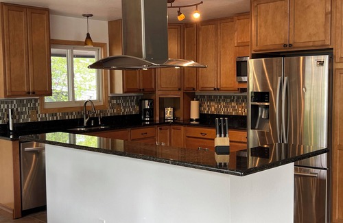 Spenard House | Midnight Sun Getaway, 5 min. from the Airport! SAUNA & Deck
