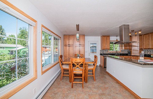 Spenard House | Midnight Sun Getaway, 5 min. from the Airport! SAUNA & Deck