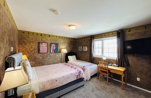 Whitehorse Hotel | Midnight Sun Inn