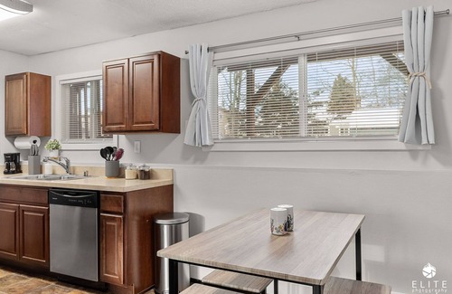 Turnagain House | *Midnight Sun Suite*5 mins to Airport *Fast Wifi*
