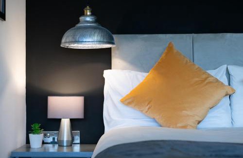 Peterborough Apartment | Midsummer - PE1 - Contractor Friendly - Choice of Studios or 1 Bed Apartments - Free Parking - Sofa Beds - Sky TV - Full Kitchen - Washer Dryer - WiFi