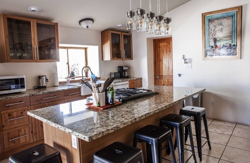 Santa Fe House | Midtown 2 bed Casita with A/C, Fast WiFi, Private Garden and Parking/2Cars.