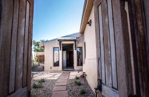 Santa Fe House | Midtown 2 bed Casita with A/C, Fast WiFi, Private Garden and Parking/2Cars.