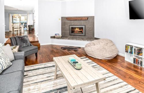 Tudor Area House | Midtown Anchorage Basecamp Condo B