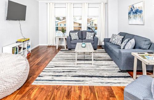 Tudor Area House | Midtown Anchorage Basecamp Condo B