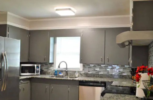 Hattiesburg House | MIDTOWN AQUAMARINE- SMART HOME, WALK TO ZOO!