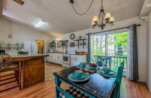 Ruidoso House | MidTown Clover Cabin-DEER! Pet Friend, Walk to Shops, Park