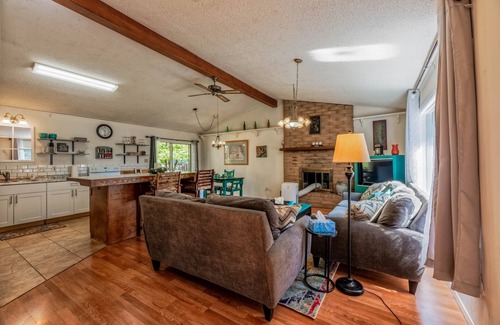 Ruidoso House | MidTown Clover Cabin-DEER! Pet Friend, Walk to Shops, Park
