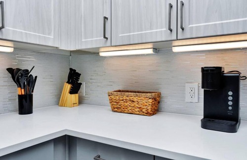 Greenway Plaza-Upper Kirby Apartment | Midtown Houston Luxury Suite at River Oaks