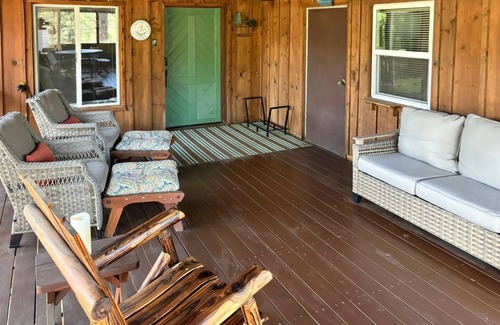 Ruidoso Cabin | Midtown Smart Cabin - Charming 3 bedroom cabin with WiFi and AC in Ruidoso