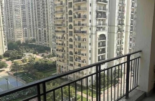 New Delhi Apartment | Midtown Studio Apt in DLF Capital West Delhi
