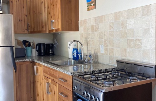 Santa Fe House | Midtown Sunlit Casita with Super Fast WiFi, A/C, Private Patio and Parking.