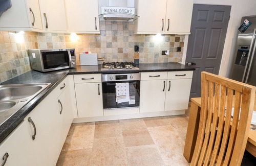 Sutton-in-Craven Cottage | MIDWAY HOUSE, pet friendly, with hot tub in Cross Hills