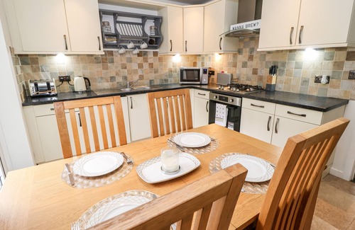 Sutton-in-Craven Cottage | MIDWAY HOUSE, pet friendly, with hot tub in Cross Hills