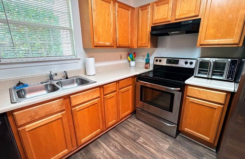 Mableton House | Midweek Pricing! 2BR Retreat w/Deck Near ATL