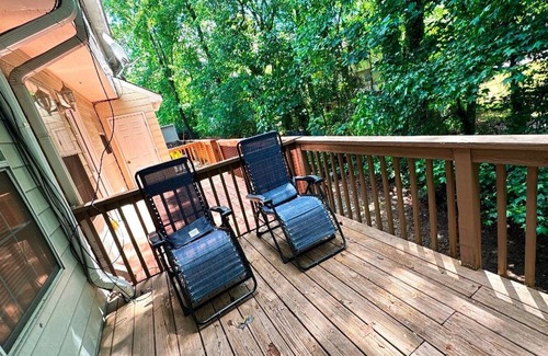 Mableton House | Midweek Pricing! 2BR Retreat w/Deck Near ATL