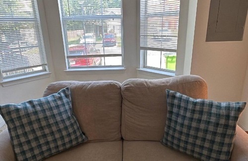 Mableton House | Midweek Pricing! 2BR Retreat w/Deck Near ATL