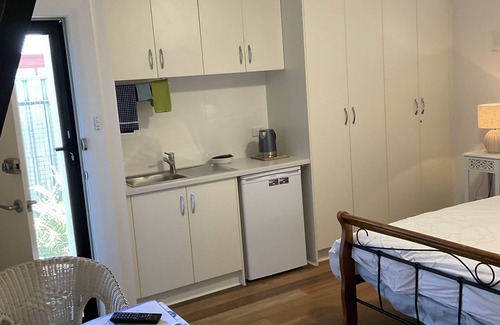 Glenelg Bed & Breakfast | Miffy at Glenelg - close to tram, beach, Glenelg Oval. Sleeps up to 4*
