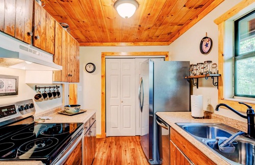 Sevierville House | ✨Mighty Sunrise✨ Cozy Cottage w/Big Yard, Game Shed, Hot Tub, Firepit, 2mi Pkwy