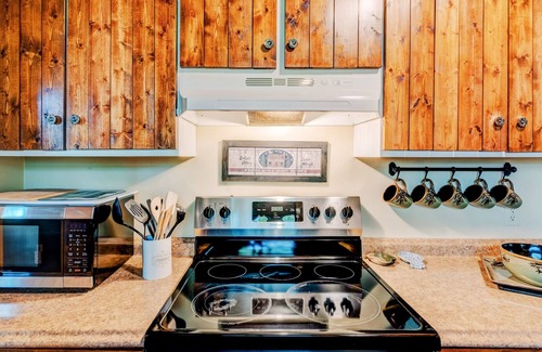 Sevierville House | ✨Mighty Sunrise✨ Cozy Cottage w/Big Yard, Game Shed, Hot Tub, Firepit, 2mi Pkwy