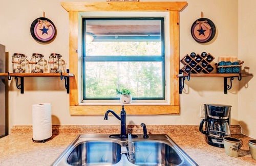 Sevierville House | ✨Mighty Sunrise✨ Cozy Cottage w/Big Yard, Game Shed, Hot Tub, Firepit, 2mi Pkwy