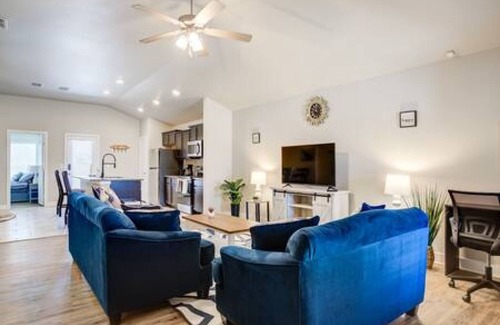 Lubbock House | Milano Lodge - Cozy Retreat